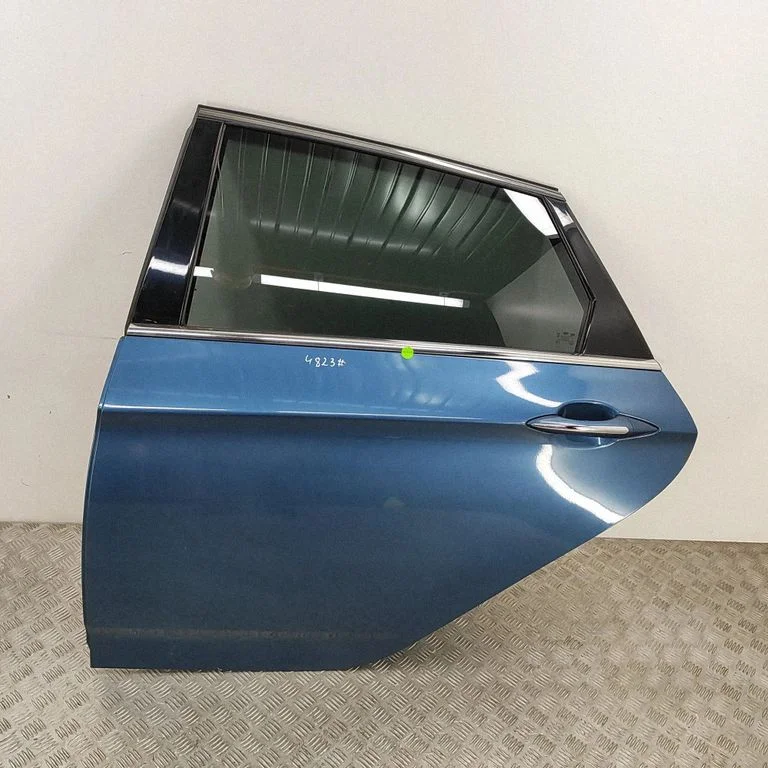 Aizmugurējās durvis 770033Z000