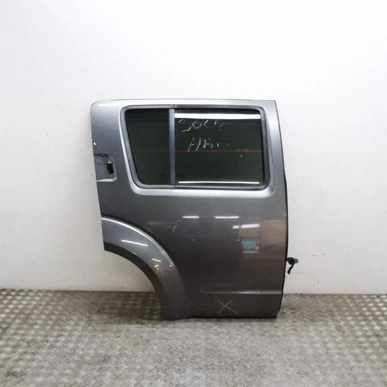 Aizmugurējās durvis 82100EB330