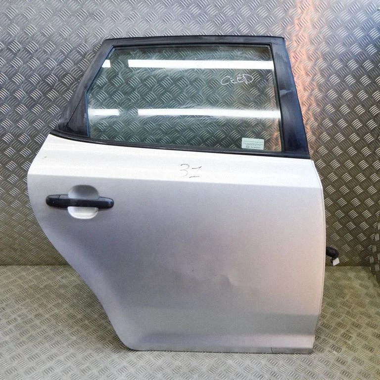 Aizmugurējās durvis 770041H000