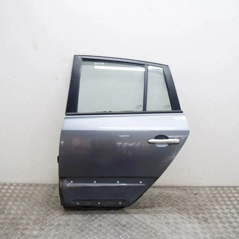 Aizmugurējās durvis 821010025R