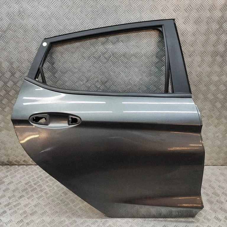 Aizmugurējās durvis PH1BBA24630AA