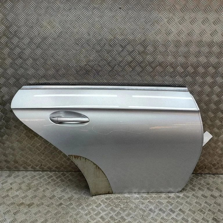 Aizmugurējās durvis A2197300205