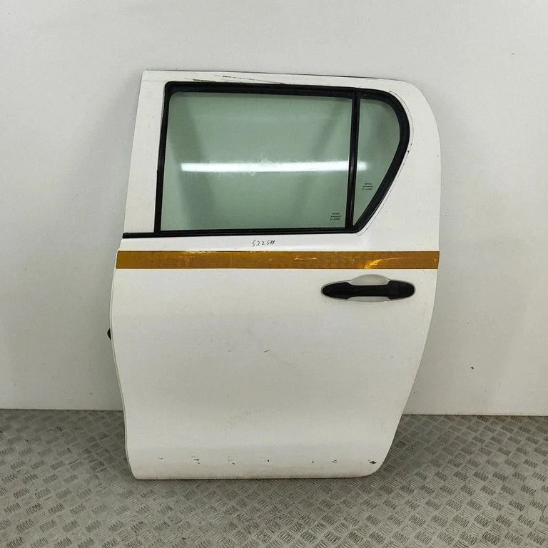 Aizmugurējās durvis 67004KK011