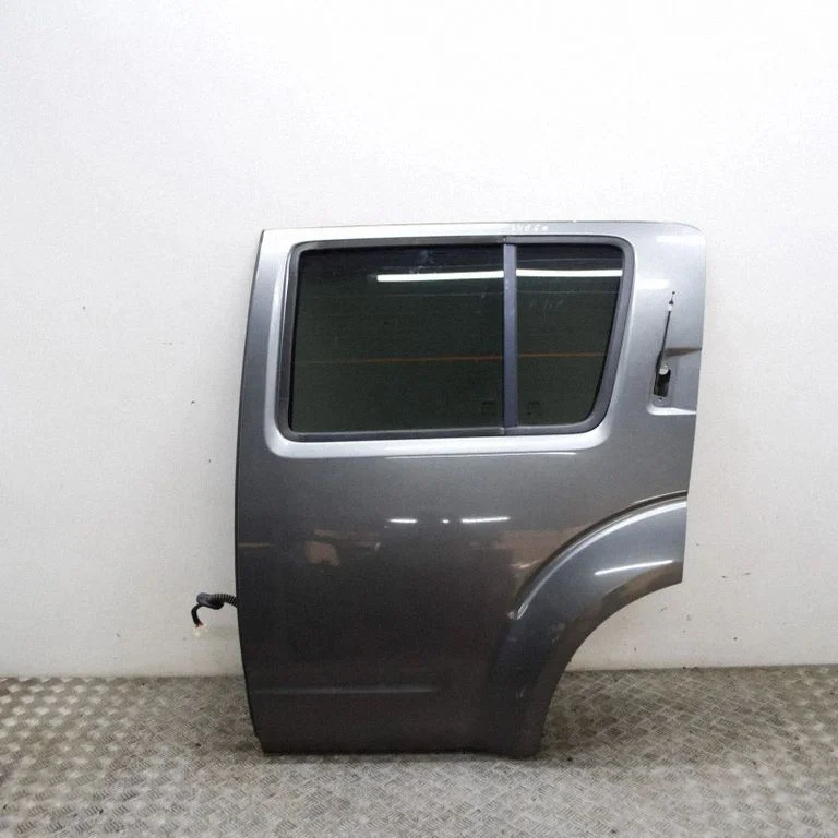 Aizmugurējās durvis 82101EB330