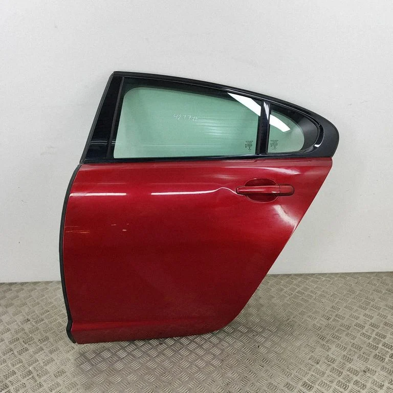 Aizmugurējās durvis 8X23F24631AB
