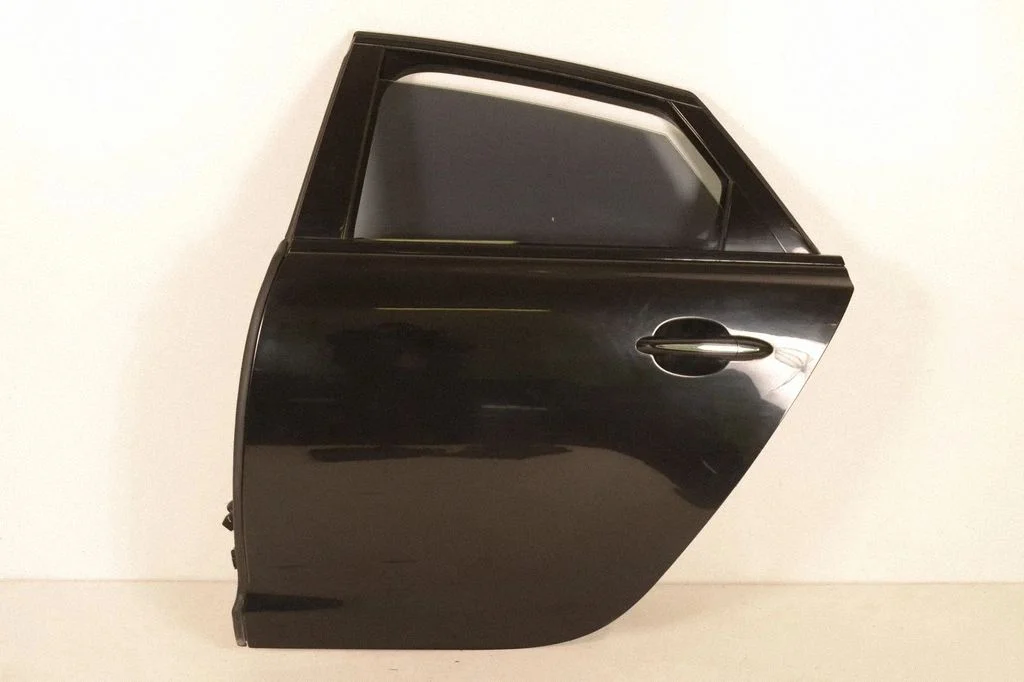 Aizmugurējās durvis – kreisā