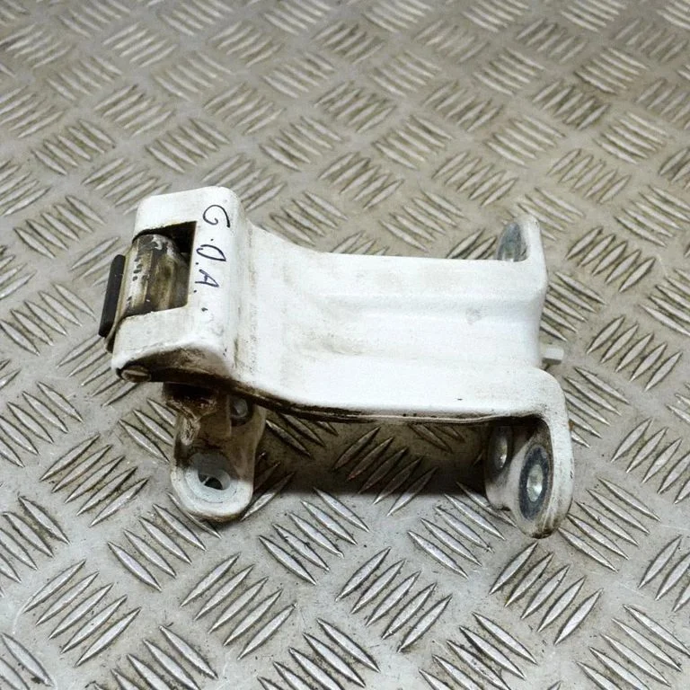 Aizmugurējā augšējā eņģe – labā