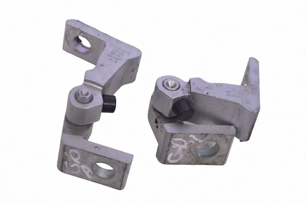 Aizmugurējā augšējā eņģe 8K0881402H