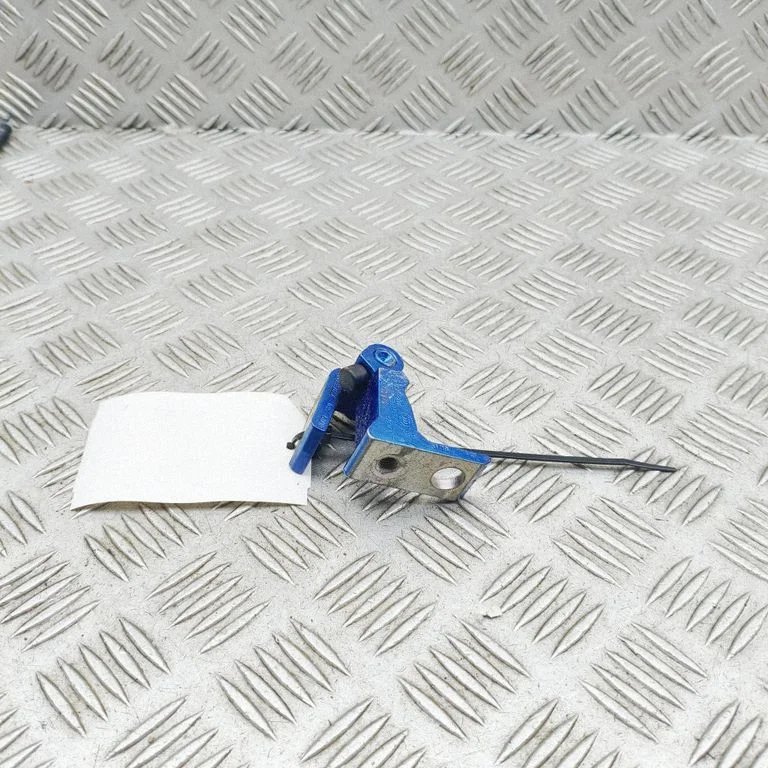 Aizmugurējā augšējā eņģe 8X4883406A