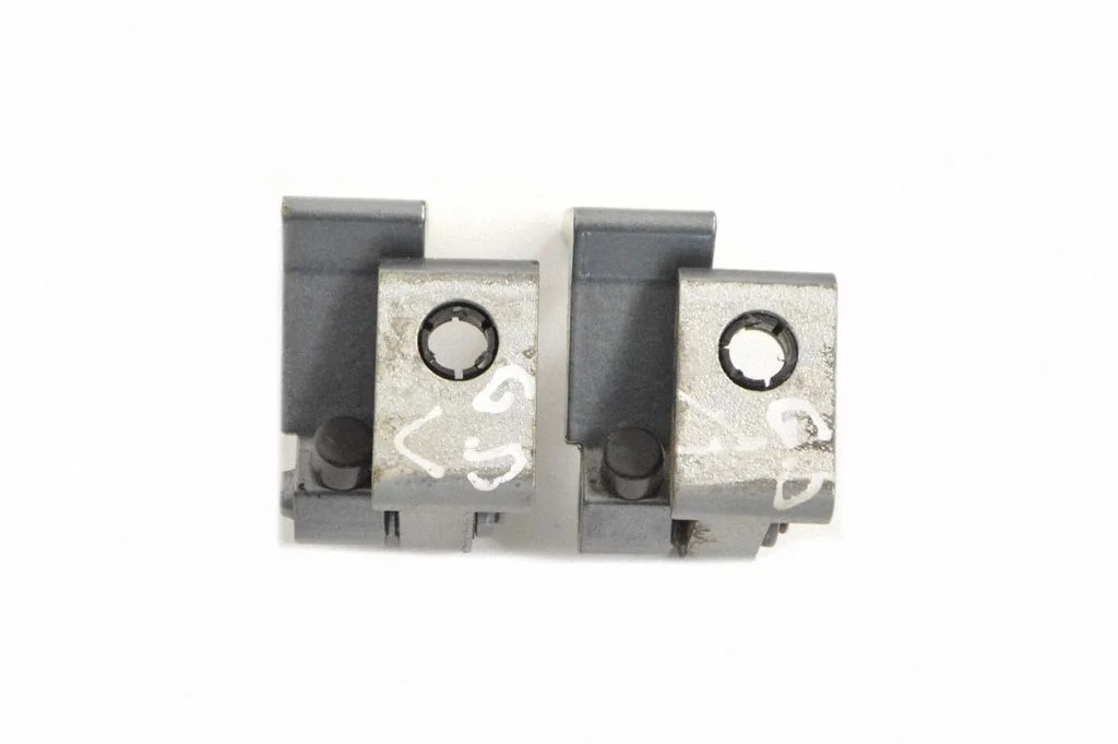 Aizmugurējā augšējā eņģe 8K0831402B