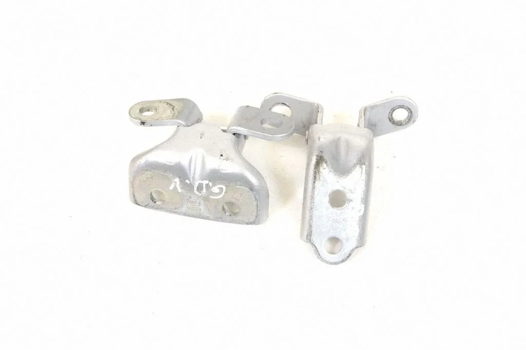 Aizmugurējā augšējā eņģe A046057