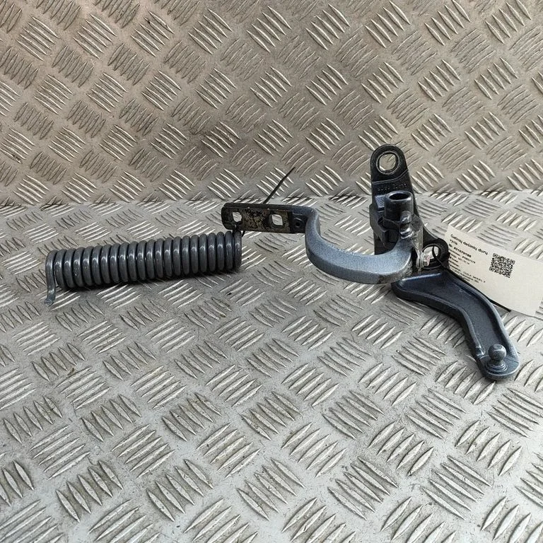 Rear door upper hinge 104758000D