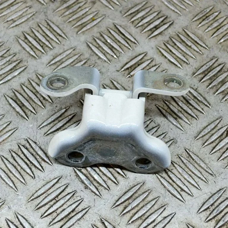 Aizmugurējā augšējā eņģe – labā