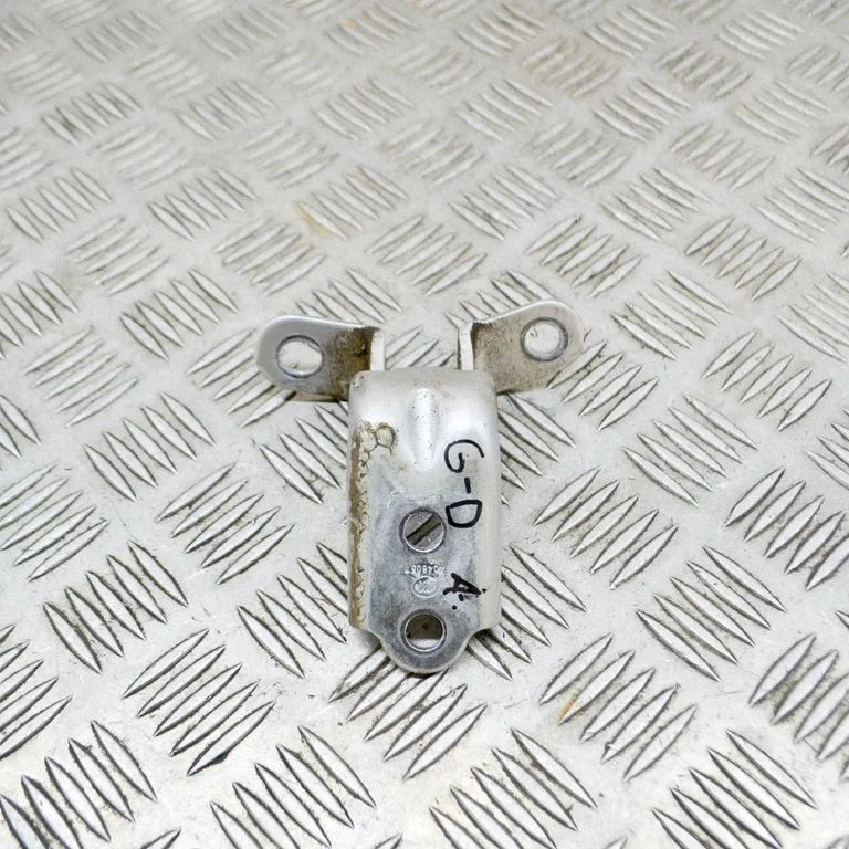 Aizmugurējā augšējā eņģe A046057