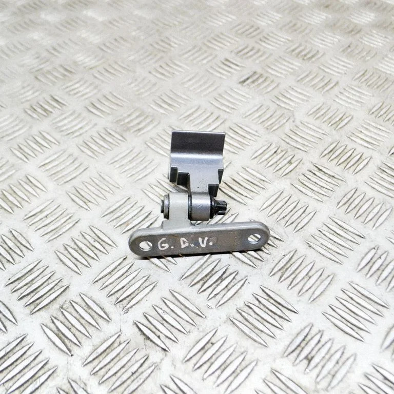 Aizmugurējā augšējā eņģe – labā