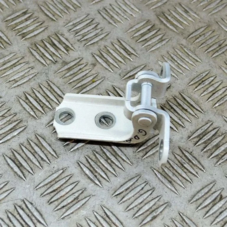 Aizmugurējā augšējā eņģe – labā