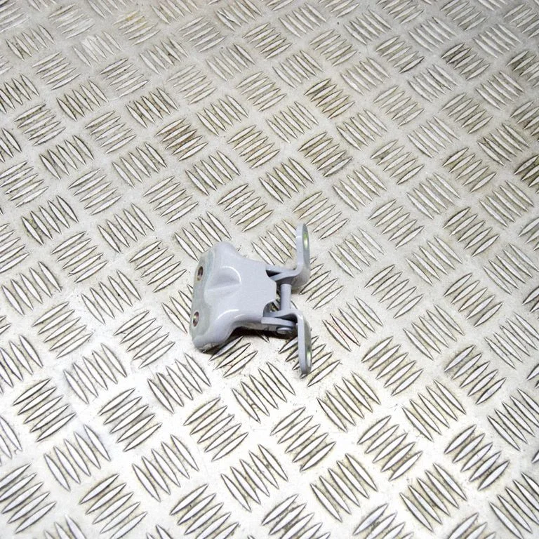 Aizmugurējā augšējā eņģe – labā
