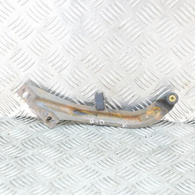 Aizmugurējā augšējā eņģe – labā