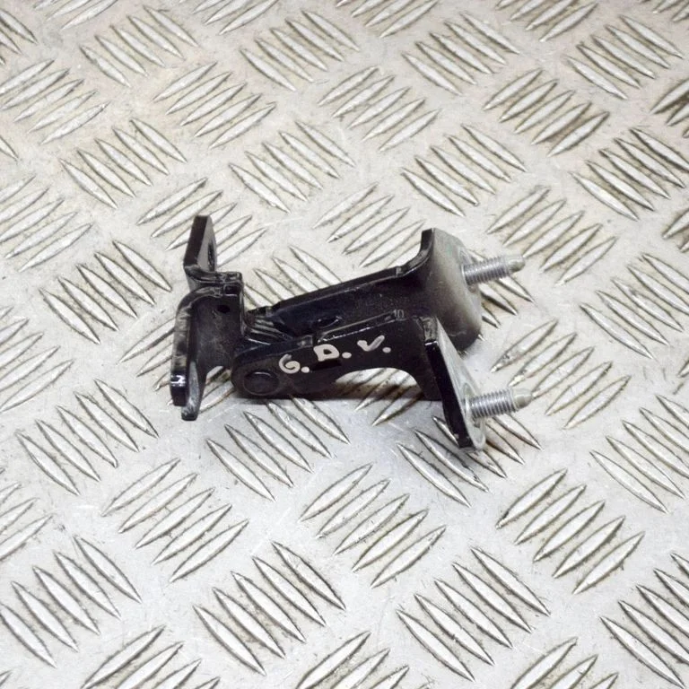 Aizmugurējā augšējā eņģe – labā