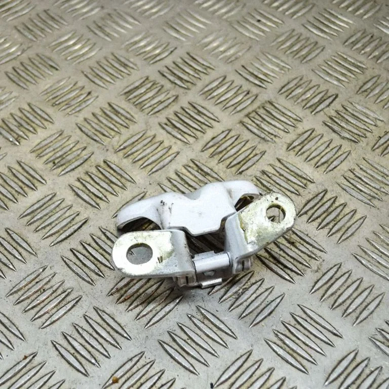 Aizmugurējā augšējā eņģe – labā