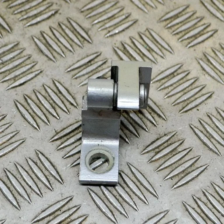 Aizmugurējā augšējā eņģe A046573