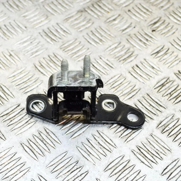 Aizmugurējā augšējā eņģe – labā