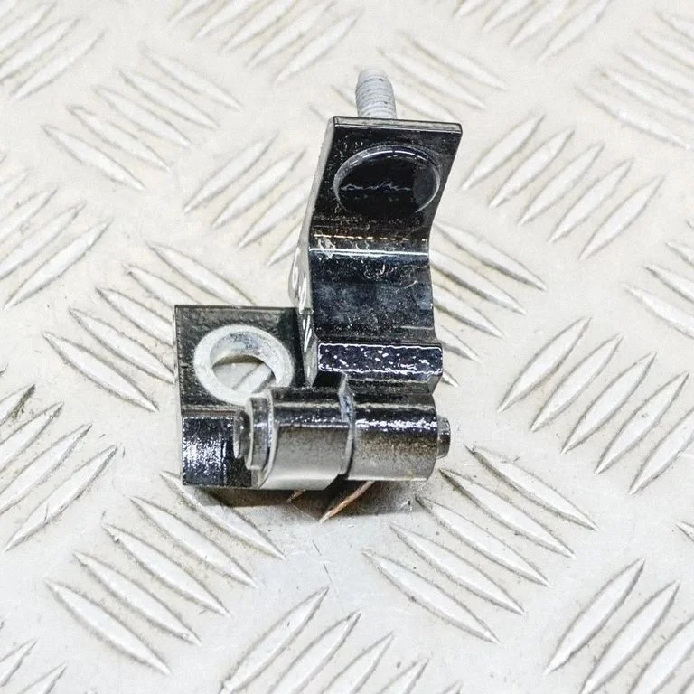 Aizmugurējā augšējā eņģe 8V0833404H