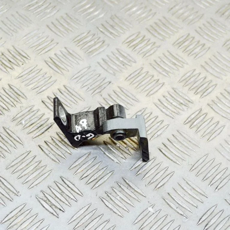 Aizmugurējā augšējā eņģe 8K0831402A