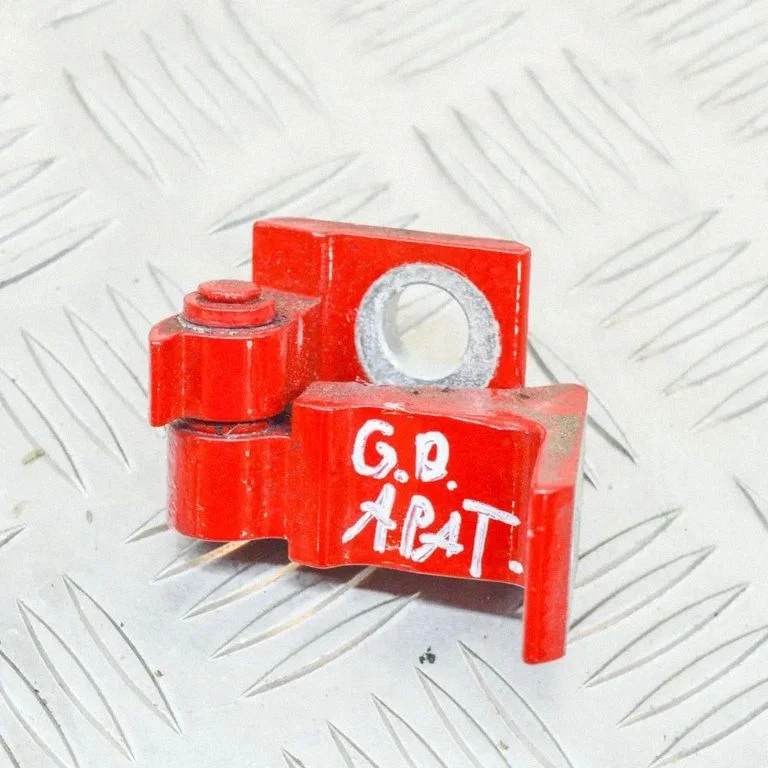 Aizmugurējā augšējā eņģe 8K0831402B
