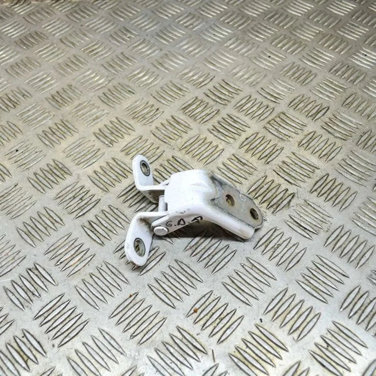 Aizmugurējā augšējā eņģe – labā