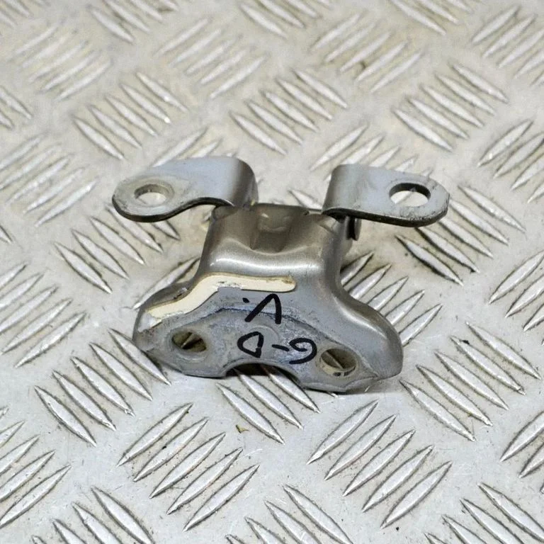 Aizmugurējā augšējā eņģe – labā