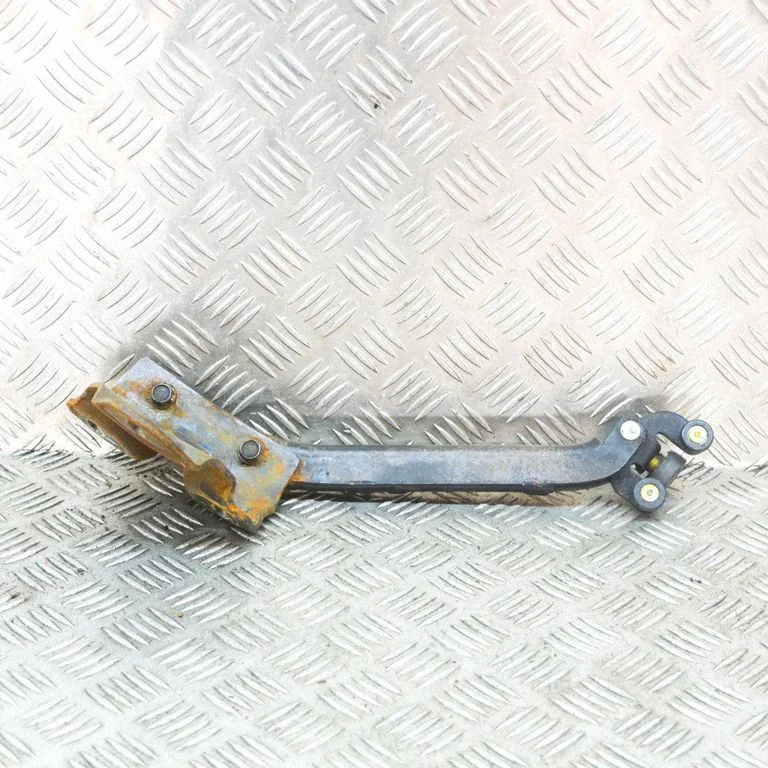 Aizmugurējā augšējā eņģe – labā