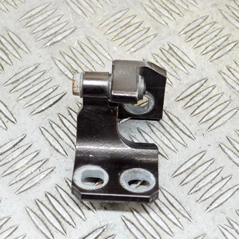 Aizmugurējā augšējā eņģe A048903
