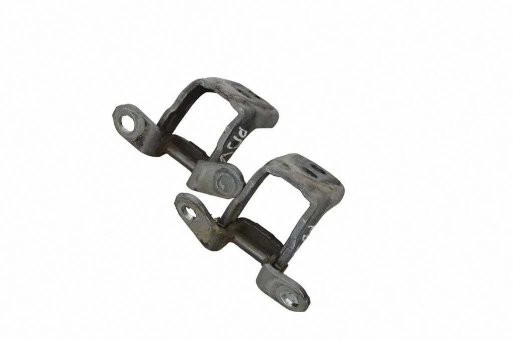Aizmugurējā augšējā eņģe – labā