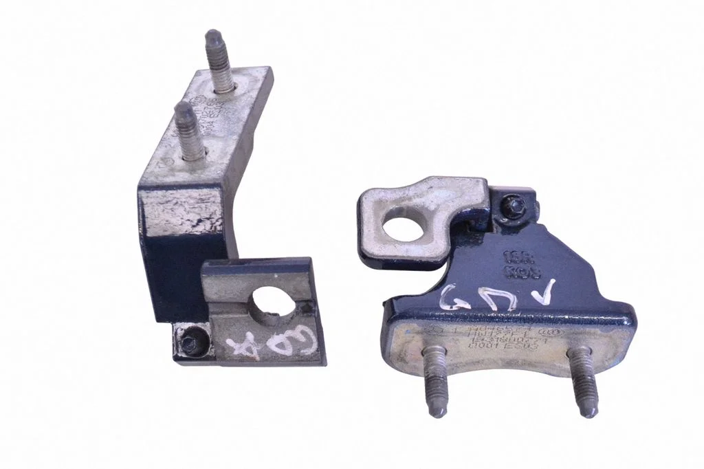 Rear door upper hinge A046574