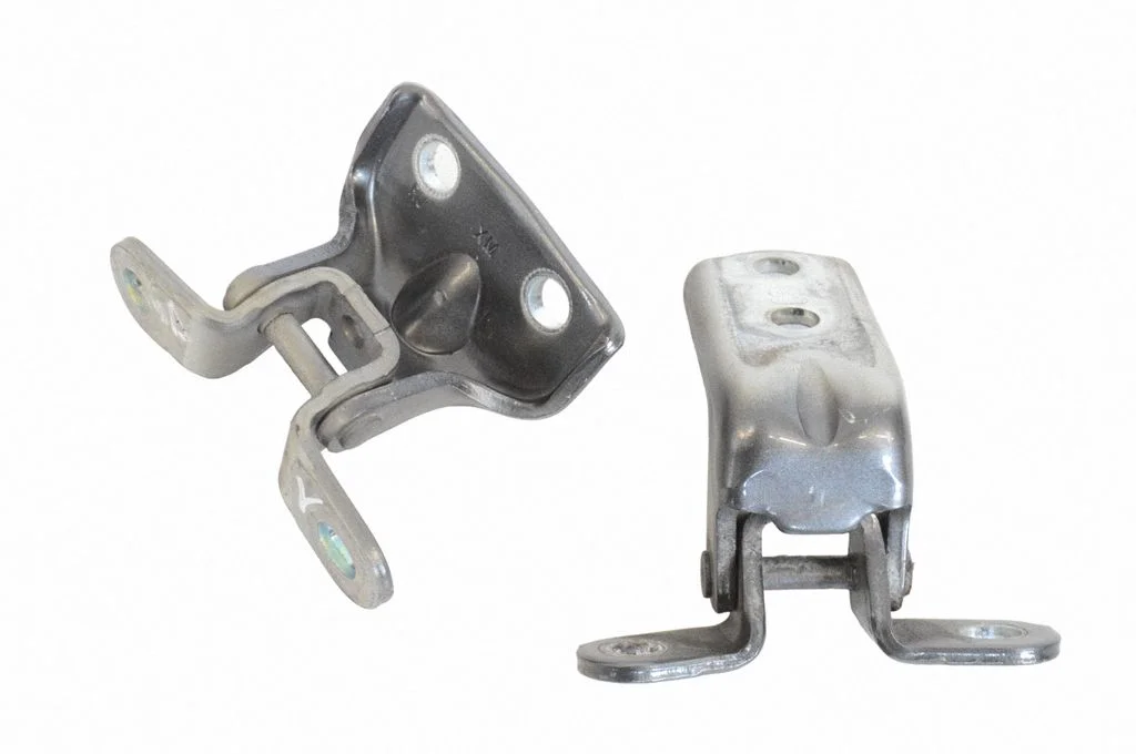 Rear door upper hinge – right