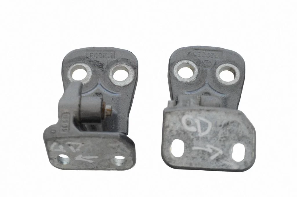 Rear door upper hinge – right