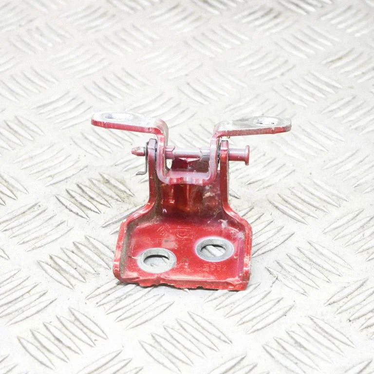 Aizmugurējā augšējā eņģe – labā