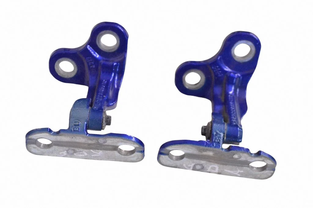 Rear door upper hinge – right