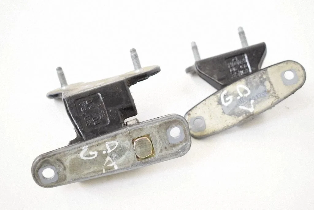 Rear door upper hinge – right