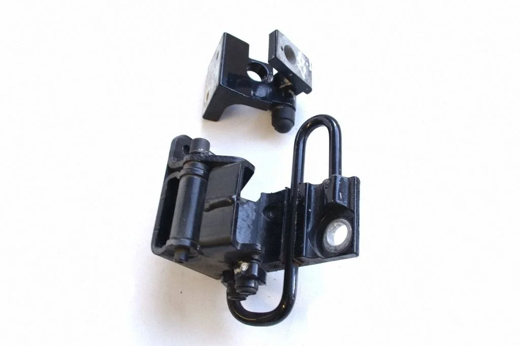 Rear door upper hinge – Audi Q7 4L (2005-2015)