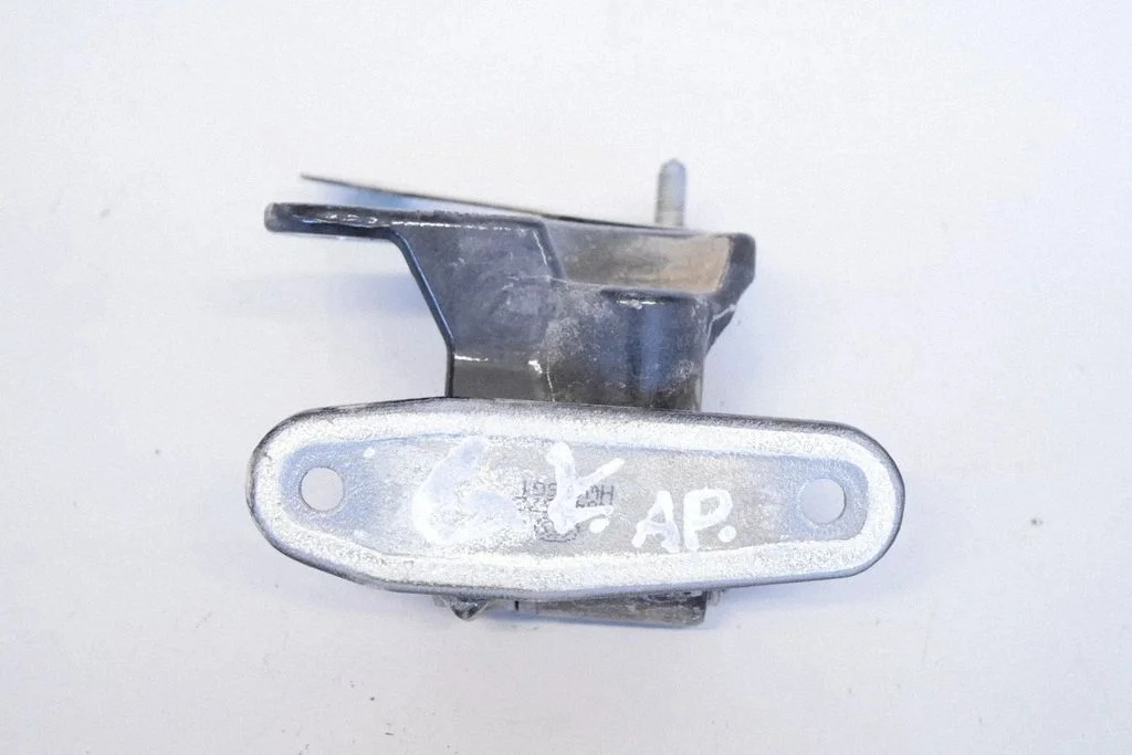 Aizmugurējā apakšējā eņģe – kreisā