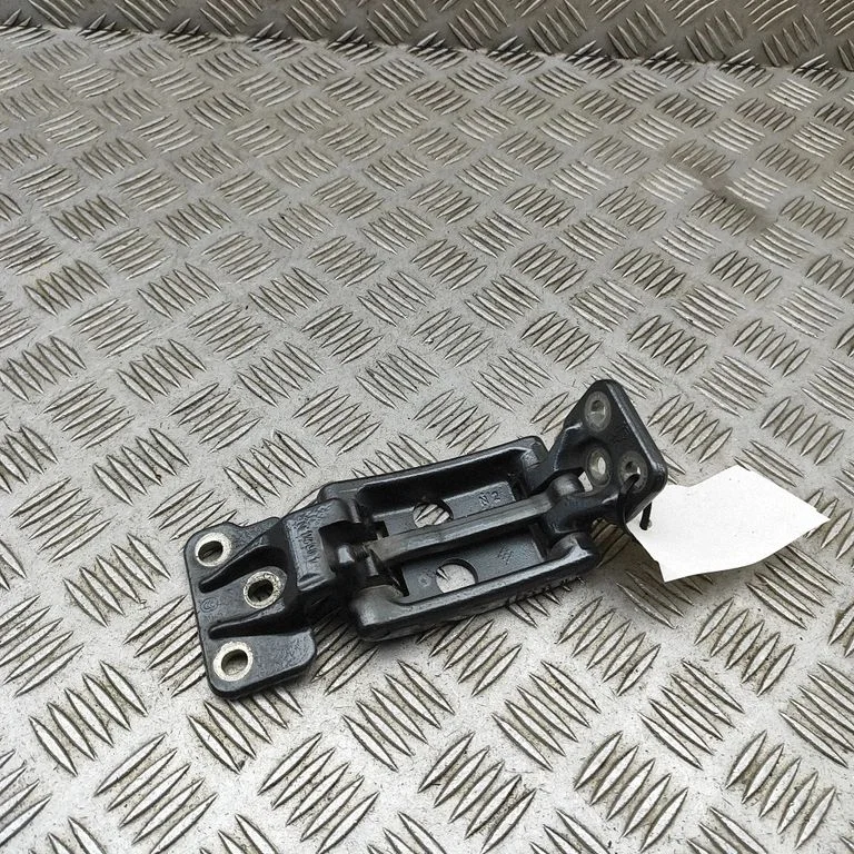 Zawias dolny drzwi tylnych – Volkswagen Crafter Grand California (2019-)