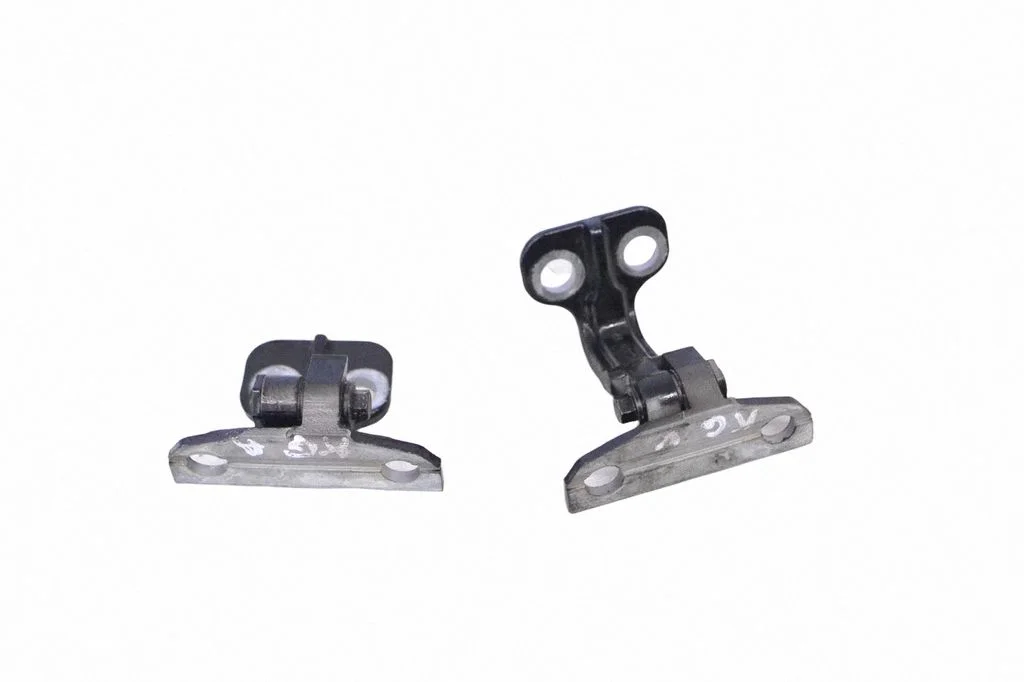 Rear door lower hinge 8X23F228A67AC