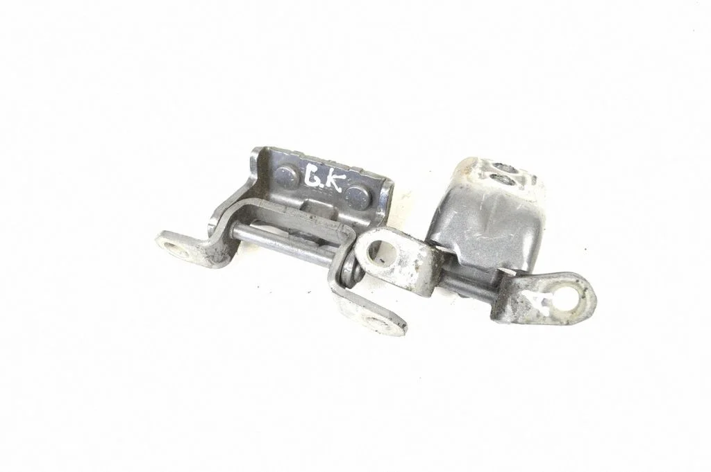 Rear door lower hinge – left