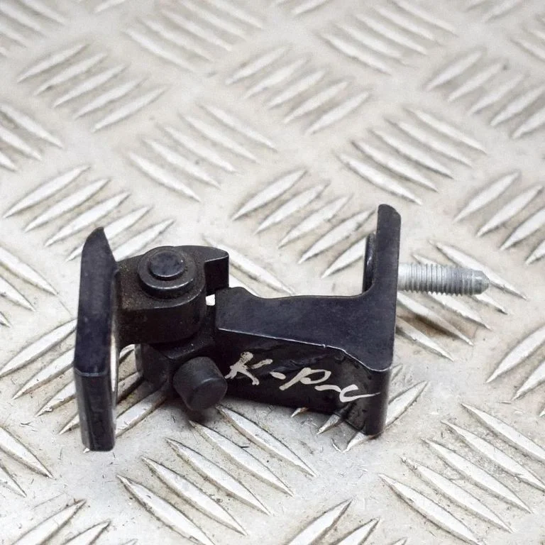 Aizmugurējā apakšējā eņģe 8W0831403A