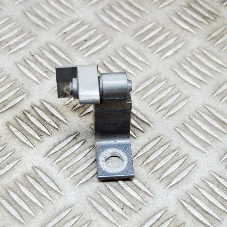 Aizmugurējā apakšējā eņģe 8X0831403B