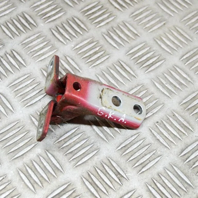 Aizmugurējā apakšējā eņģe 5702A006
