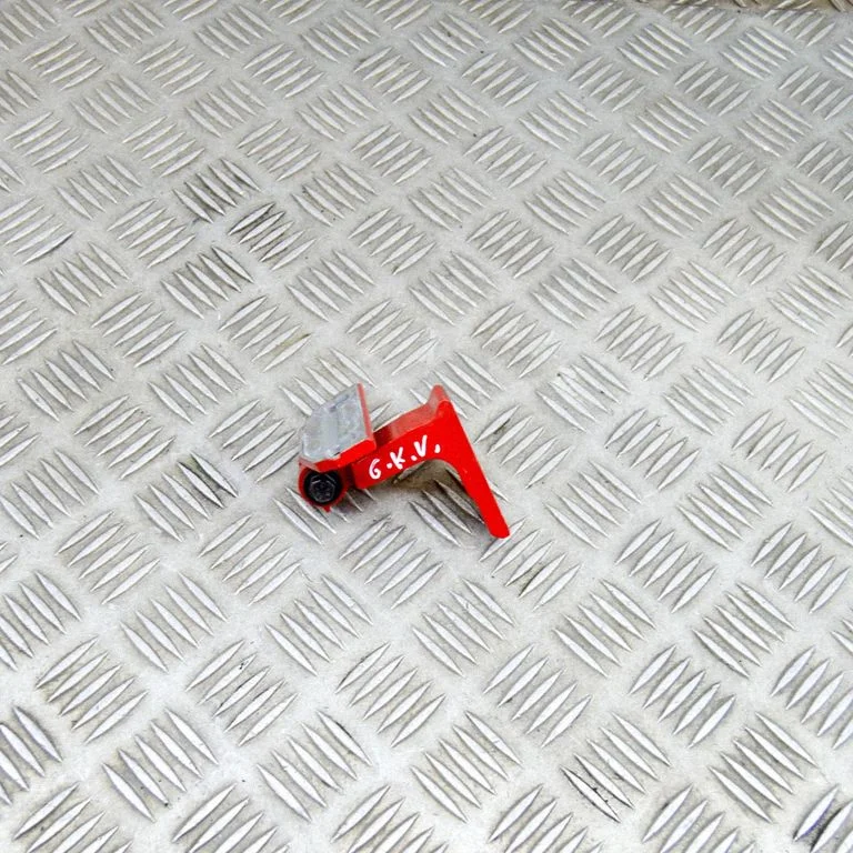 Aizmugurējā apakšējā eņģe 31402406