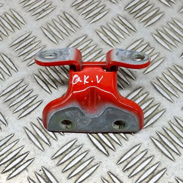 Aizmugurējā apakšējā eņģe – kreisā